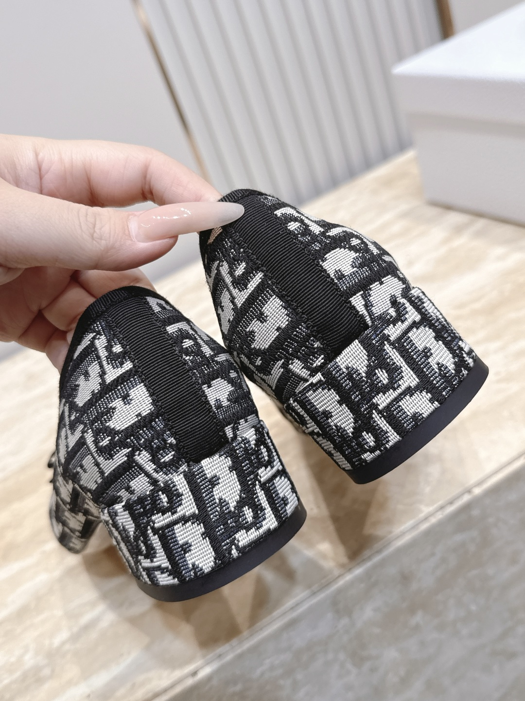 Dior 迪奥 26ss早秋系列 新款织带珍珠蝴蝶结中跟单鞋 以品牌经典标志性的字母织带装饰打造,搭配同色系的皮质鞋床, Dior 迪奥 26ss早秋系列 新款织带珍珠蝴蝶结中跟单鞋 以品牌经典标志性的字母织带装饰打造,搭配同色系的皮质鞋床,