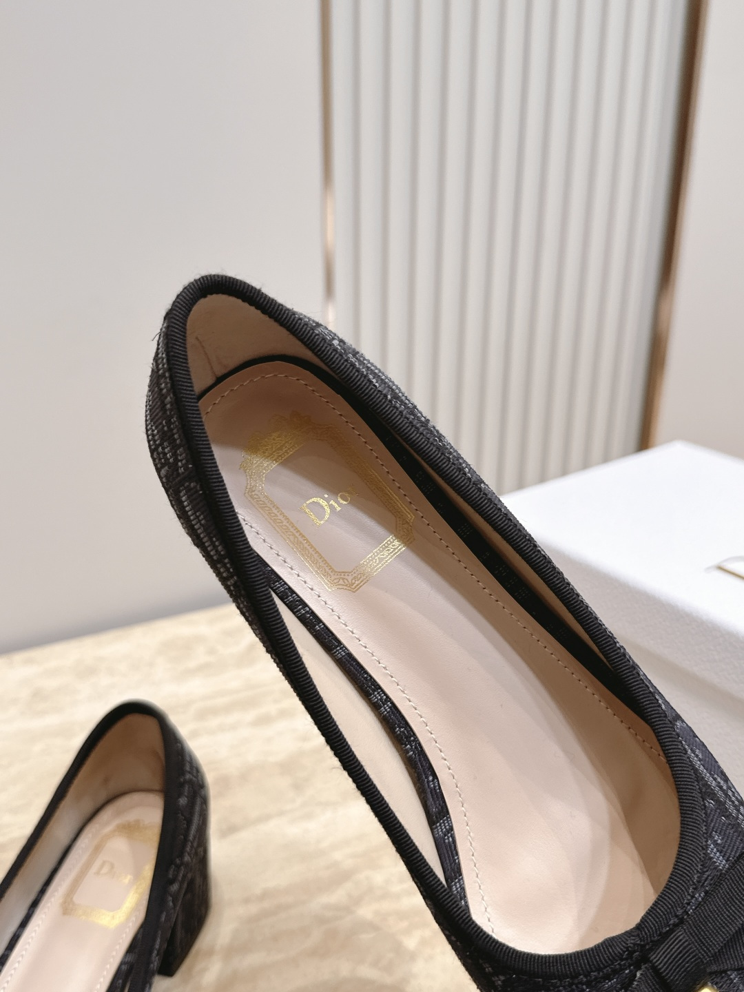 Dior 迪奥 26ss早秋系列 新款织带珍珠蝴蝶结中跟单鞋 以品牌经典标志性的字母织带装饰打造,搭配同色系的皮质鞋床, Dior 迪奥 26ss早秋系列 新款织带珍珠蝴蝶结中跟单鞋 以品牌经典标志性的字母织带装饰打造,搭配同色系的皮质鞋床,