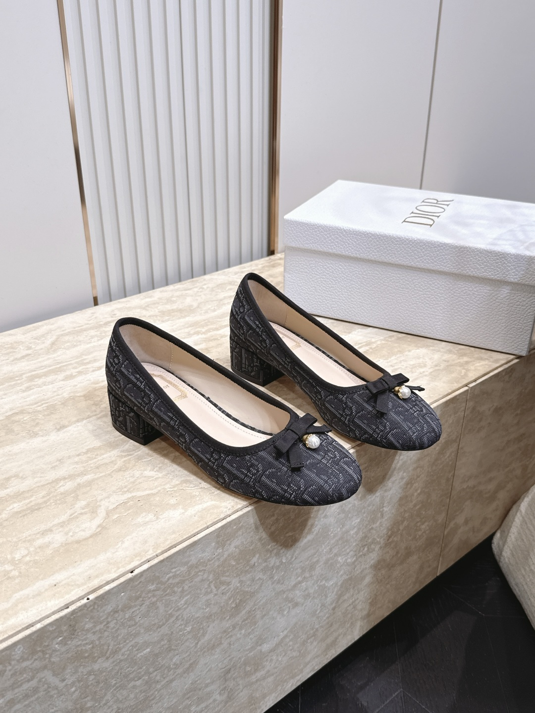 NO:928471,Dior Dior 26ss early autumn series new webbed pearl bow mid-heeled shoes are decorated with the brand's classic iconic letter webbing and matched with leather footbeds of the same color. They are simple yet full of high-end. The Dior logo on the embroidery is clear and neat, making it a big-brand style that can be recognized at a glance.  The matching is very adaptable. Paired with drapey suit pants, it gives a lazy and casual French atmosphere. Paired with denim shorts or a floral dress, it can unlock a fresh and sweet summer look. It can be easily held in daily street or beach vacations and can be worn effortlessly to look fashionable. Upper cowhide/presbyopia, lining sheepskin, outsole Italian genuine leather outsole  size 35-41 (customized sizes 40 and 41 are non-refundable), single shoes, dior, dior, skirts, shorts, business suit, cowhide, sheepskin, Leather soles19860909Dior 迪奥 26ss早秋系列 新款织带珍珠蝴蝶结中跟单鞋 以品牌经典标志性的字母织带装饰打造,搭配同色系的皮质鞋床,简约中带着满满的高级感,刺绣上的Dior标识清晰利落,是一眼就能认出的大牌格调. 搭配上适配度超高,搭垂感西装裤是慵懒随性的法式氛围,配牛仔短裤或碎花连衣裙又能解锁清新甜美的夏日造型,日常出街、海边度假都能轻hold住,不费力就能穿出时髦感. 鞋面牛皮/老花面 内里羊皮 大底意大利真皮大底 size35-41码（40、41码定制不退换）,单鞋,dior,dior,skirts,shorts,business suit,cowhide,sheepskin,Leather soles,Women's Shoes
