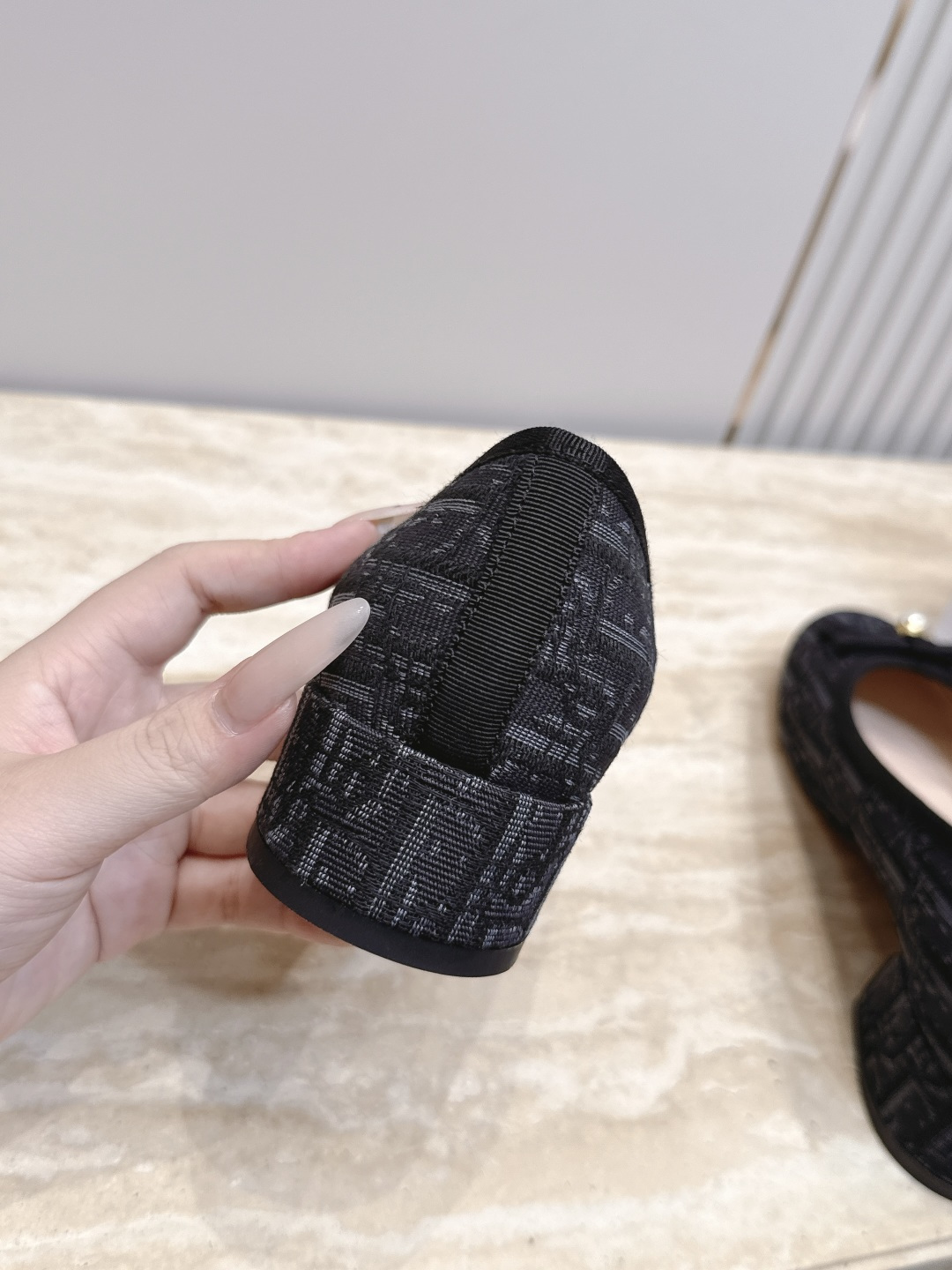 Dior 迪奥 26ss早秋系列 新款织带珍珠蝴蝶结中跟单鞋 以品牌经典标志性的字母织带装饰打造,搭配同色系的皮质鞋床, Dior 迪奥 26ss早秋系列 新款织带珍珠蝴蝶结中跟单鞋 以品牌经典标志性的字母织带装饰打造,搭配同色系的皮质鞋床,