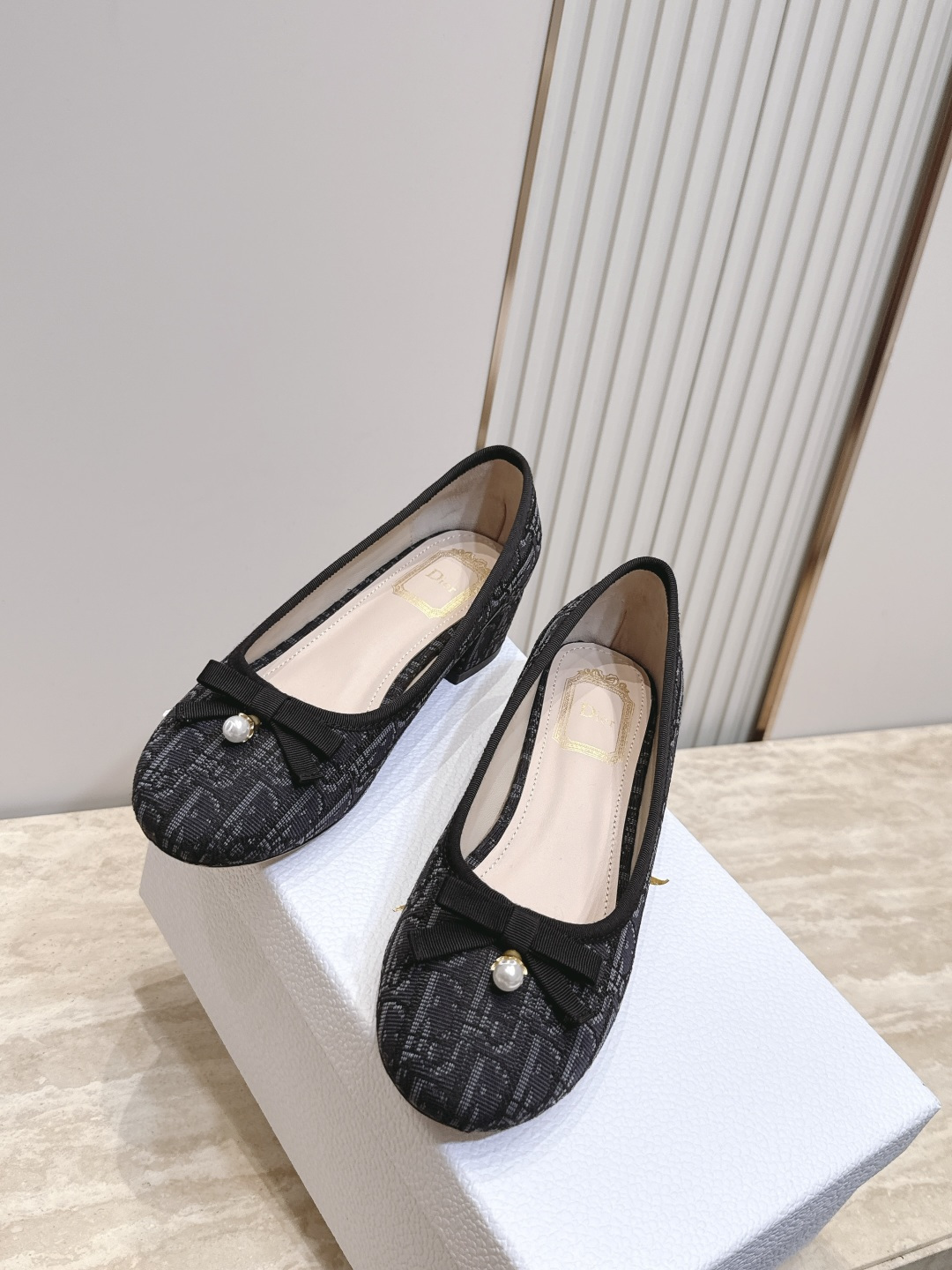 Dior 迪奥 26ss早秋系列 新款织带珍珠蝴蝶结中跟单鞋 以品牌经典标志性的字母织带装饰打造,搭配同色系的皮质鞋床, Dior 迪奥 26ss早秋系列 新款织带珍珠蝴蝶结中跟单鞋 以品牌经典标志性的字母织带装饰打造,搭配同色系的皮质鞋床,