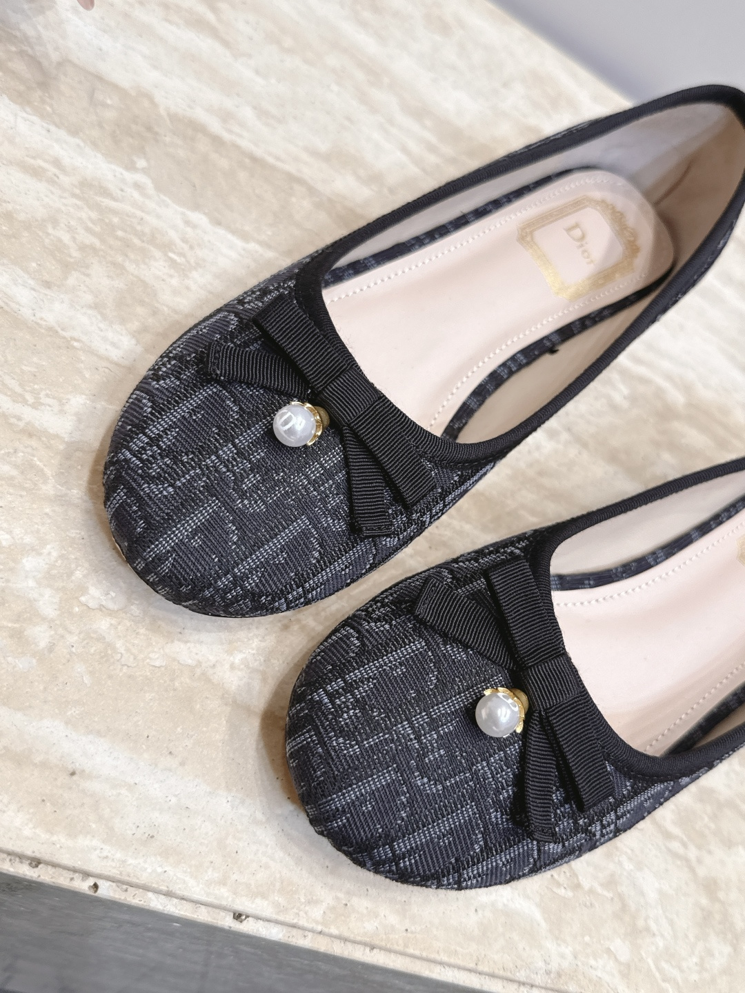 Dior 迪奥 26ss早秋系列 新款织带珍珠蝴蝶结中跟单鞋 以品牌经典标志性的字母织带装饰打造,搭配同色系的皮质鞋床, Dior 迪奥 26ss早秋系列 新款织带珍珠蝴蝶结中跟单鞋 以品牌经典标志性的字母织带装饰打造,搭配同色系的皮质鞋床,