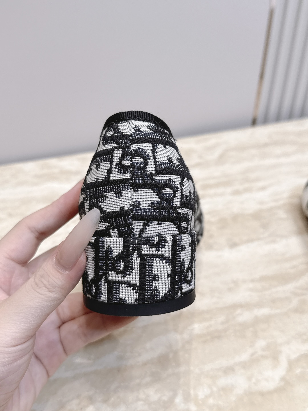 Dior 迪奥 26ss早秋系列 新款织带珍珠蝴蝶结中跟单鞋 以品牌经典标志性的字母织带装饰打造，搭配同色系的皮质鞋床，