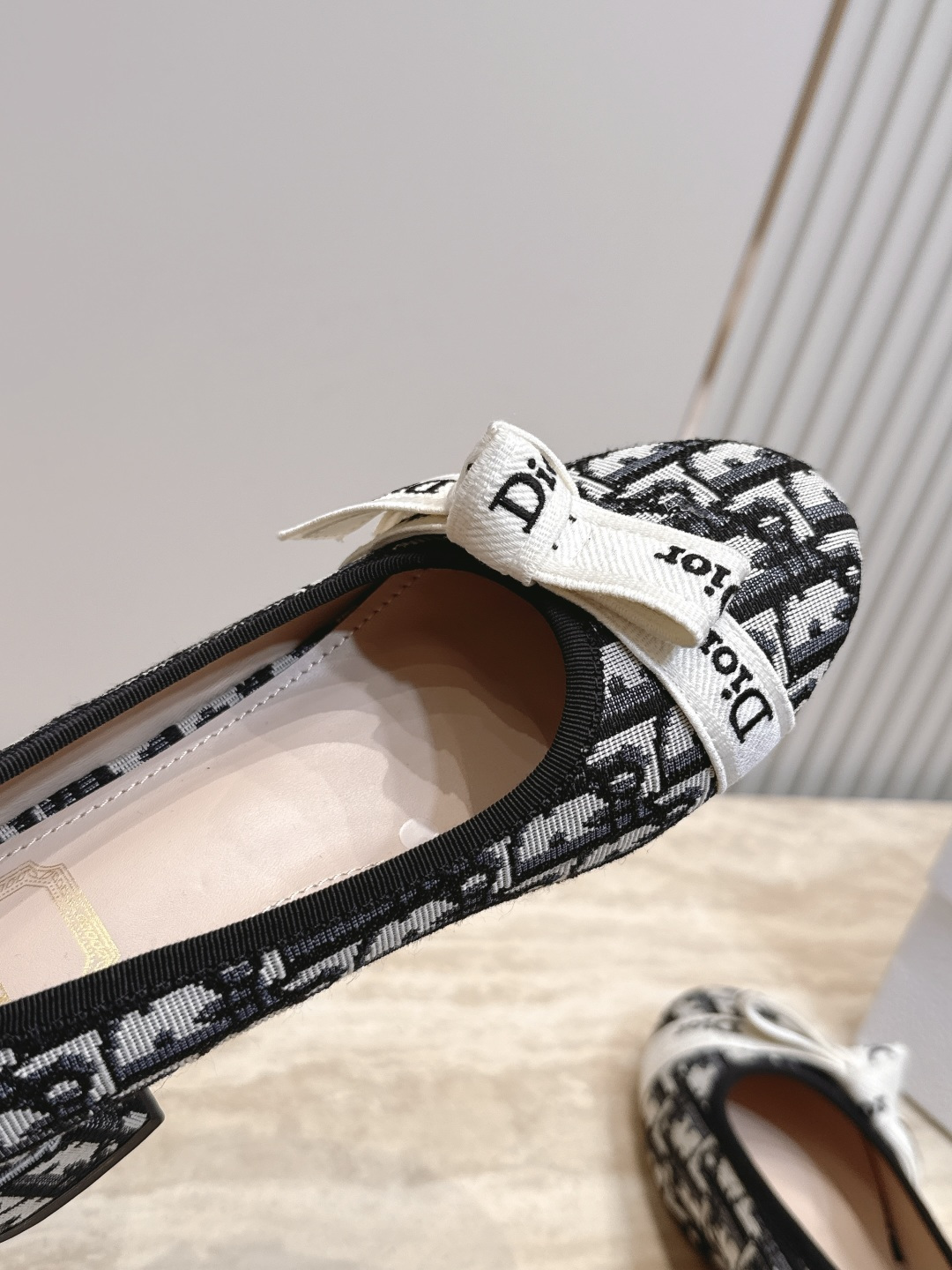 Dior 迪奥 26ss早秋系列 新款织带珍珠蝴蝶结中跟单鞋 以品牌经典标志性的字母织带装饰打造，搭配同色系的皮质鞋床，