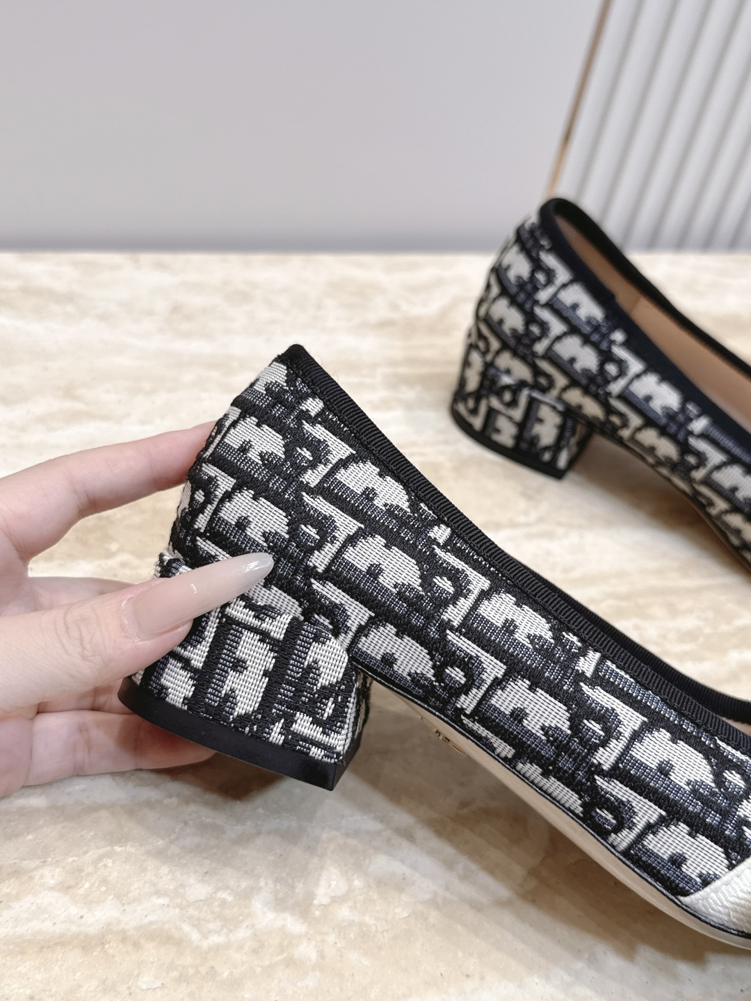 Dior 迪奥 26ss早秋系列 新款织带珍珠蝴蝶结中跟单鞋 以品牌经典标志性的字母织带装饰打造，搭配同色系的皮质鞋床，