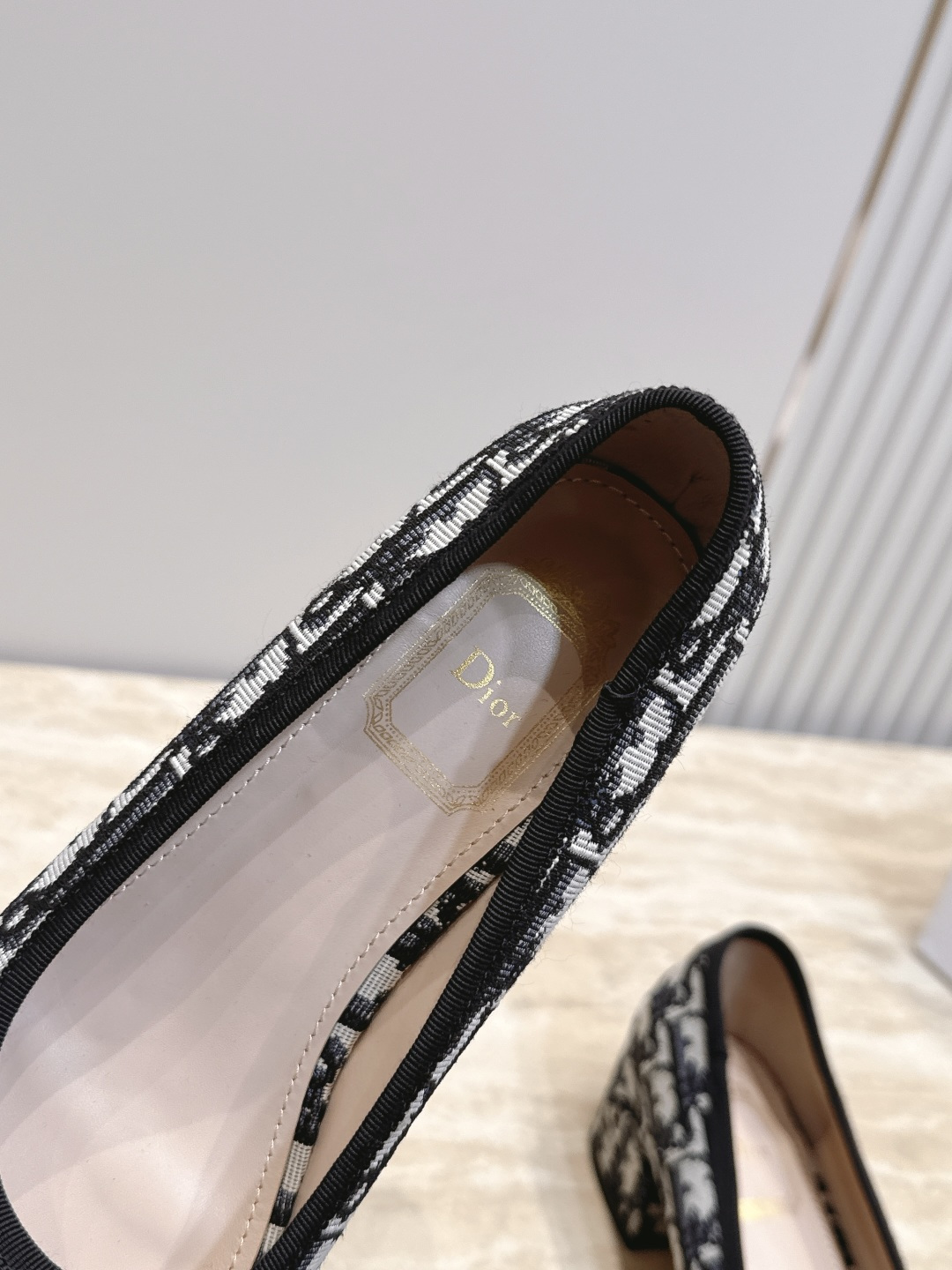 Dior 迪奥 26ss早秋系列 新款织带珍珠蝴蝶结中跟单鞋 以品牌经典标志性的字母织带装饰打造，搭配同色系的皮质鞋床，