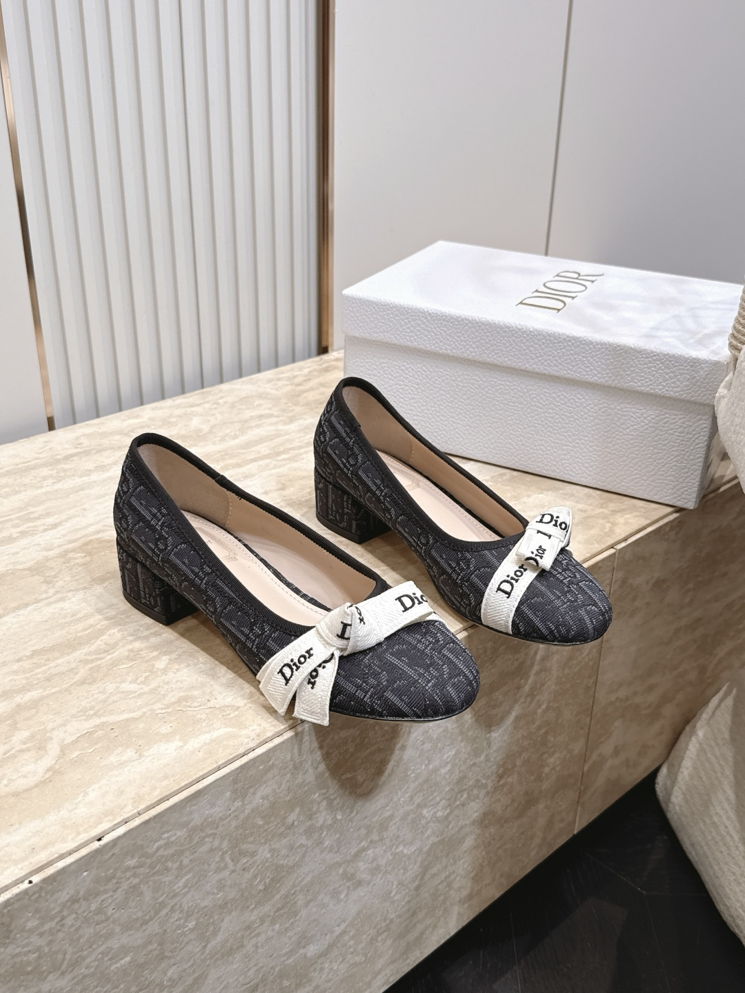 Dior 迪奥 26ss早秋系列 新款织带珍珠蝴蝶结中跟单鞋 以品牌经典标志性的字母织带装饰打造，搭配同色系的皮质鞋床，