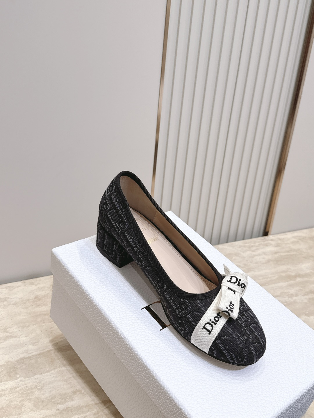 Dior 迪奥 26ss早秋系列 新款织带珍珠蝴蝶结中跟单鞋 以品牌经典标志性的字母织带装饰打造,搭配同色系的皮质鞋床, Dior 迪奥 26ss早秋系列 新款织带珍珠蝴蝶结中跟单鞋 以品牌经典标志性的字母织带装饰打造,搭配同色系的皮质鞋床,