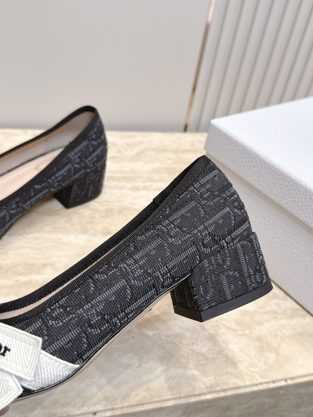 Dior 迪奥 26ss早秋系列 新款织带珍珠蝴蝶结中跟单鞋 以品牌经典标志性的字母织带装饰打造,搭配同色系的皮质鞋床, Dior 迪奥 26ss早秋系列 新款织带珍珠蝴蝶结中跟单鞋 以品牌经典标志性的字母织带装饰打造,搭配同色系的皮质鞋床,