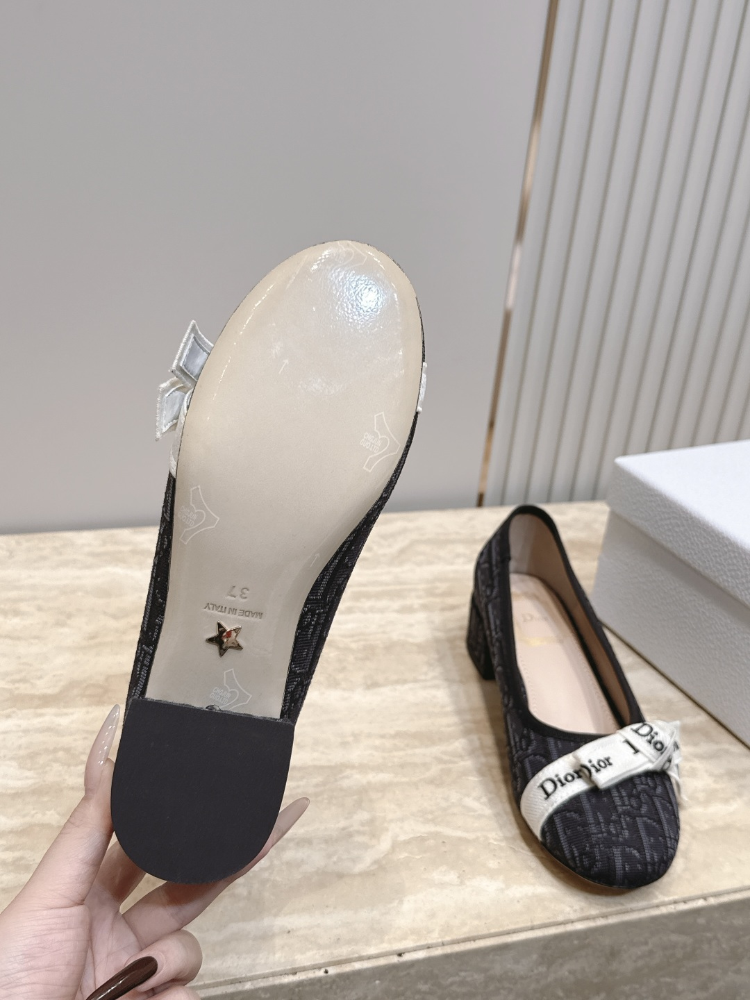 Dior 迪奥 26ss早秋系列 新款织带珍珠蝴蝶结中跟单鞋 以品牌经典标志性的字母织带装饰打造,搭配同色系的皮质鞋床, Dior 迪奥 26ss早秋系列 新款织带珍珠蝴蝶结中跟单鞋 以品牌经典标志性的字母织带装饰打造,搭配同色系的皮质鞋床,