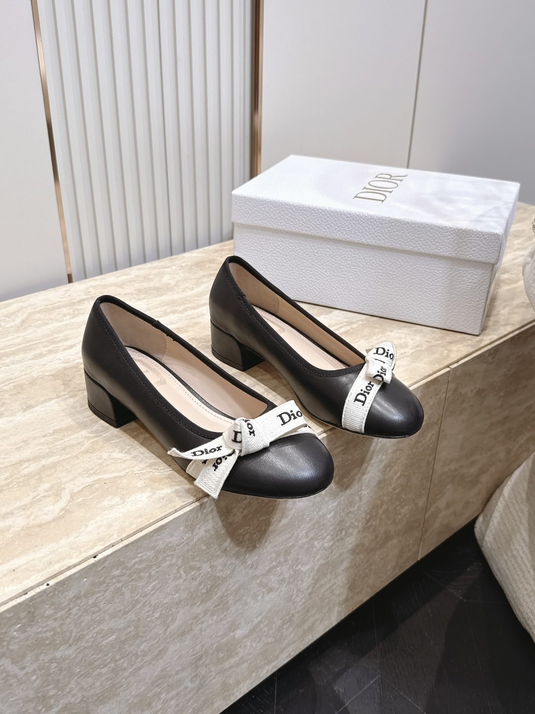 Dior 迪奥 26ss早秋系列 新款织带珍珠蝴蝶结中跟单鞋 以品牌经典标志性的字母织带装饰打造，搭配同色系的皮质鞋床，