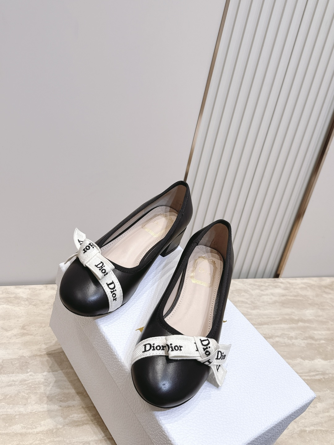 Dior 迪奥 26ss早秋系列 新款织带珍珠蝴蝶结中跟单鞋 以品牌经典标志性的字母织带装饰打造,搭配同色系的皮质鞋床, Dior 迪奥 26ss早秋系列 新款织带珍珠蝴蝶结中跟单鞋 以品牌经典标志性的字母织带装饰打造,搭配同色系的皮质鞋床,