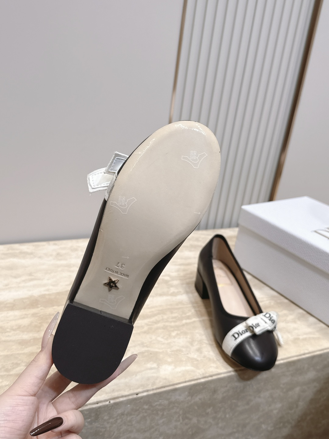 Dior 迪奥 26ss早秋系列 新款织带珍珠蝴蝶结中跟单鞋 以品牌经典标志性的字母织带装饰打造,搭配同色系的皮质鞋床, Dior 迪奥 26ss早秋系列 新款织带珍珠蝴蝶结中跟单鞋 以品牌经典标志性的字母织带装饰打造,搭配同色系的皮质鞋床,