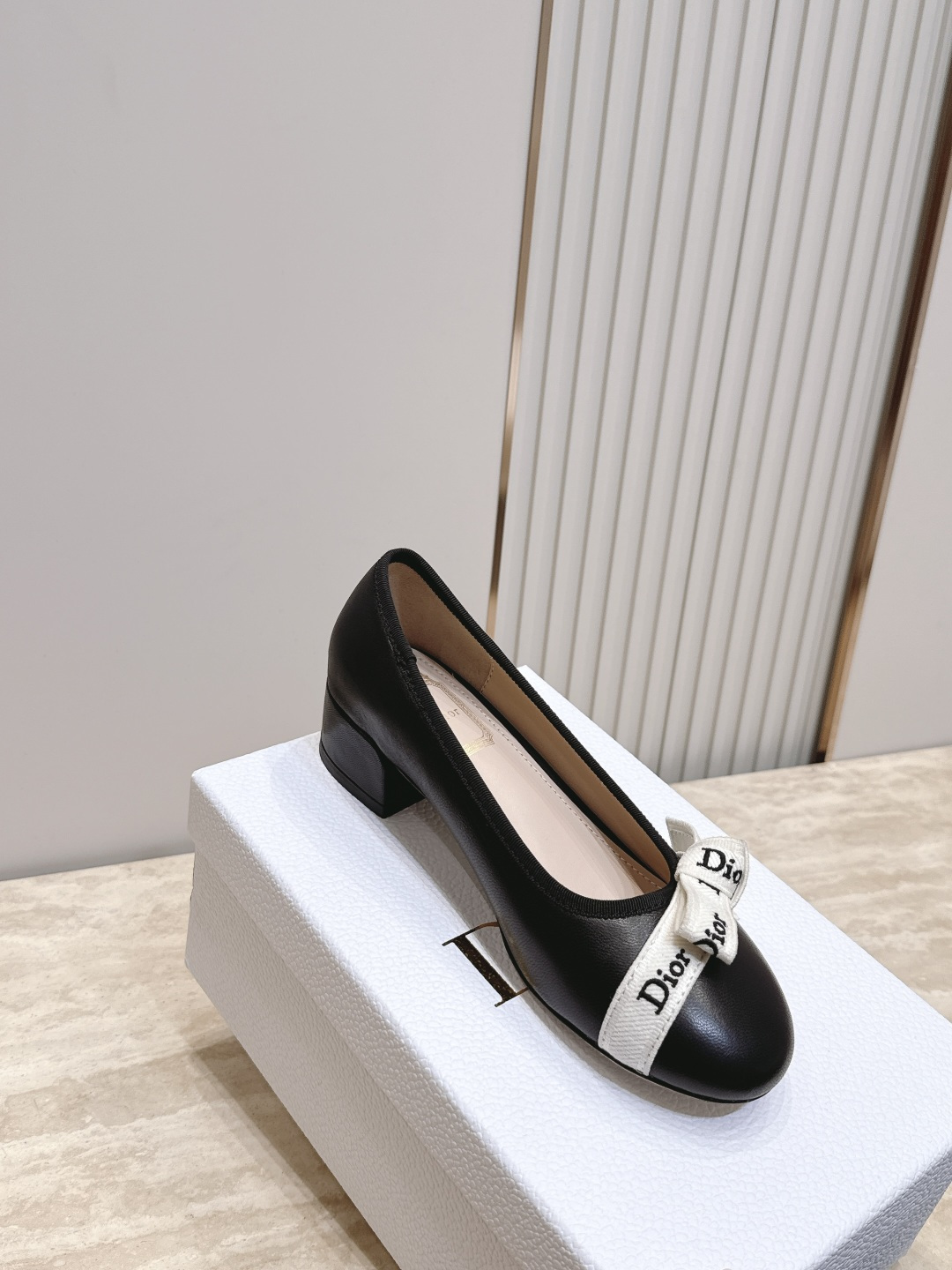 Dior 迪奥 26ss早秋系列 新款织带珍珠蝴蝶结中跟单鞋 以品牌经典标志性的字母织带装饰打造,搭配同色系的皮质鞋床, Dior 迪奥 26ss早秋系列 新款织带珍珠蝴蝶结中跟单鞋 以品牌经典标志性的字母织带装饰打造,搭配同色系的皮质鞋床,
