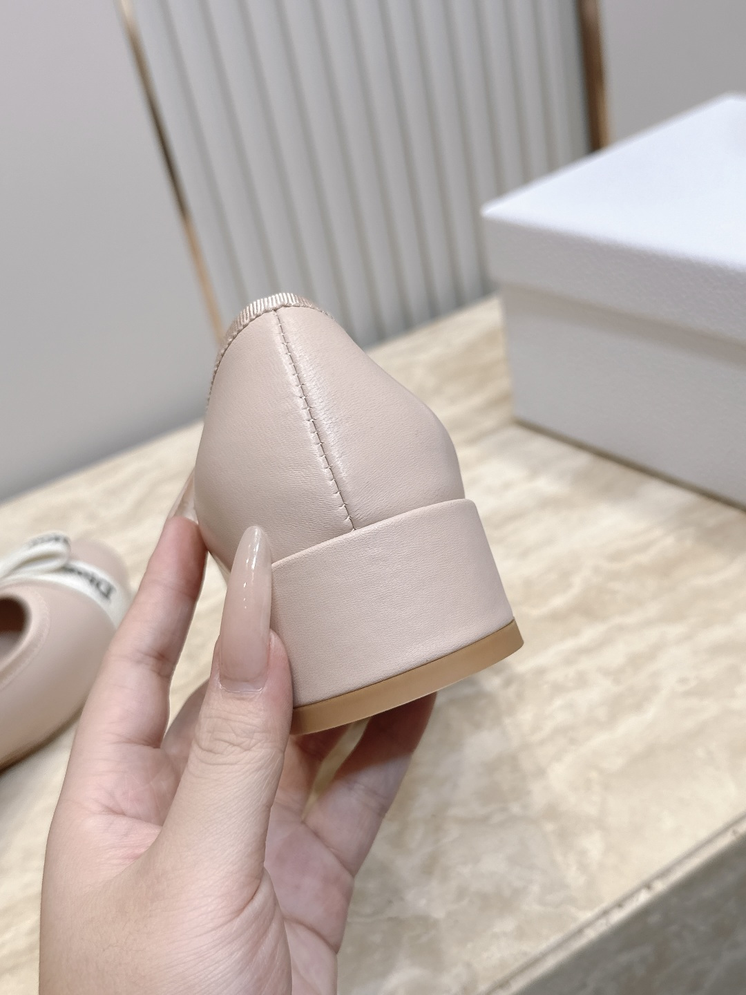 Dior 迪奥 26ss早秋系列 新款织带珍珠蝴蝶结中跟单鞋 以品牌经典标志性的字母织带装饰打造，搭配同色系的皮质鞋床，