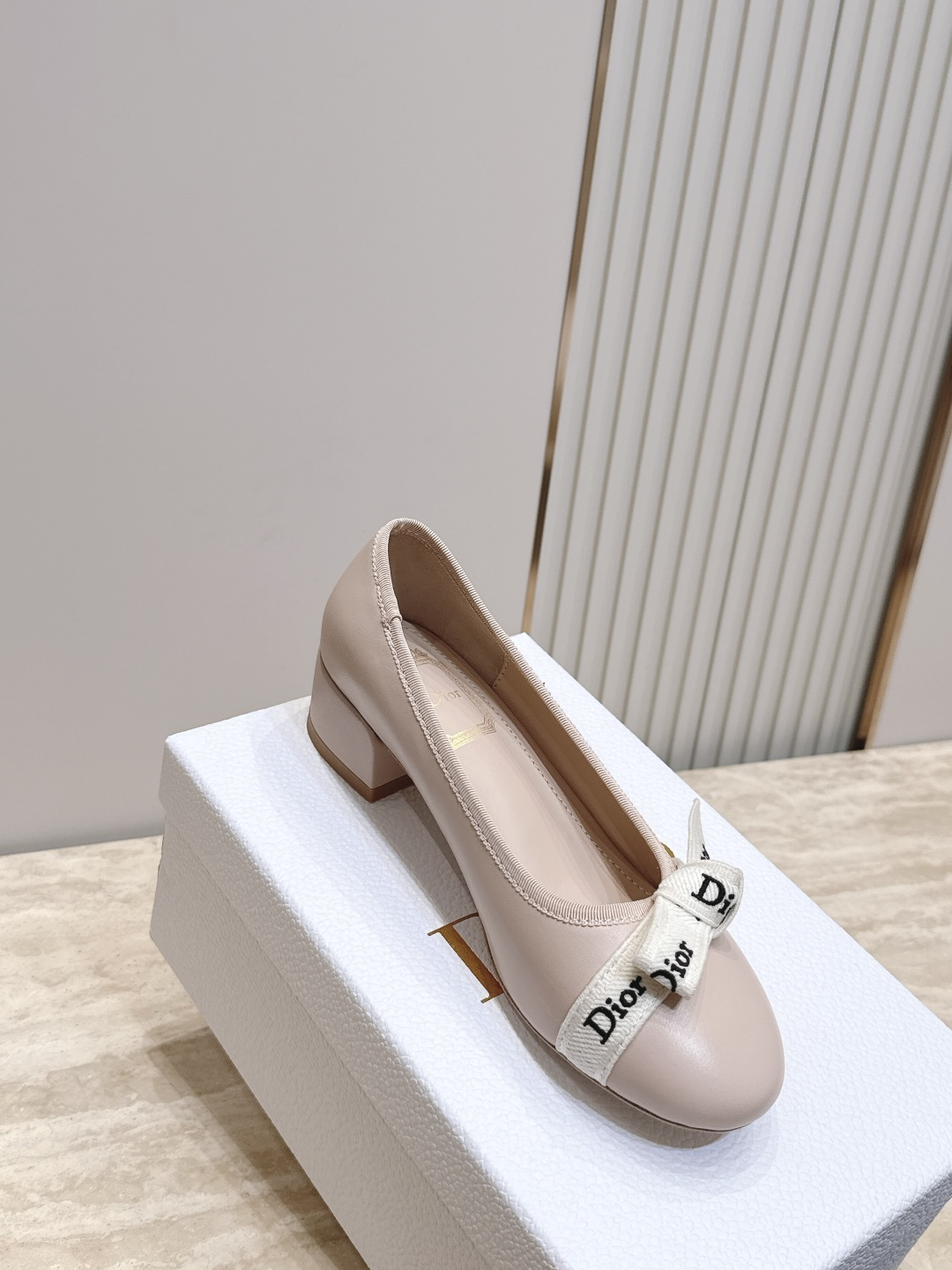 Dior 迪奥 26ss早秋系列 新款织带珍珠蝴蝶结中跟单鞋 以品牌经典标志性的字母织带装饰打造，搭配同色系的皮质鞋床，