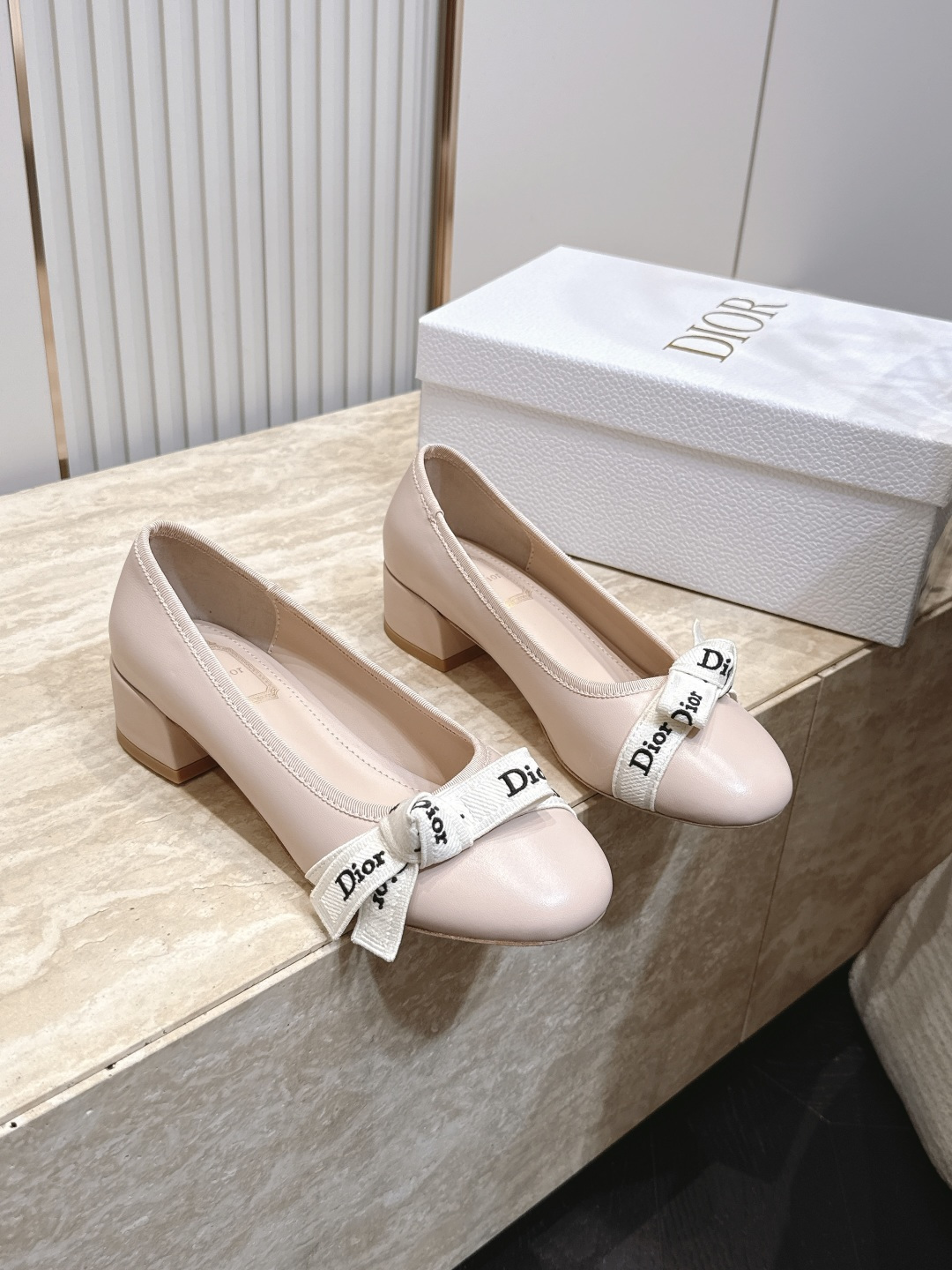 Dior 迪奥 26ss早秋系列 新款织带珍珠蝴蝶结中跟单鞋 以品牌经典标志性的字母织带装饰打造，搭配同色系的皮质鞋床，