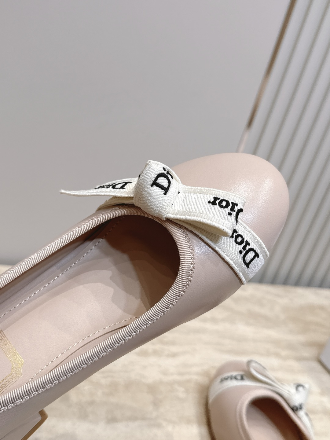 Dior 迪奥 26ss早秋系列 新款织带珍珠蝴蝶结中跟单鞋 以品牌经典标志性的字母织带装饰打造，搭配同色系的皮质鞋床，