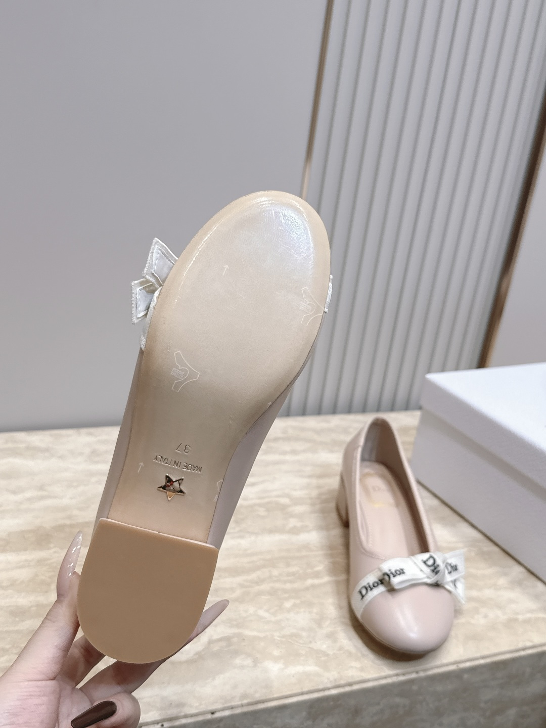 Dior 迪奥 26ss早秋系列 新款织带珍珠蝴蝶结中跟单鞋 以品牌经典标志性的字母织带装饰打造，搭配同色系的皮质鞋床，