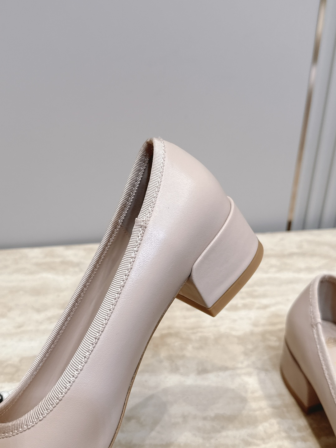 Dior 迪奥 26ss早秋系列 新款织带珍珠蝴蝶结中跟单鞋 以品牌经典标志性的字母织带装饰打造，搭配同色系的皮质鞋床，