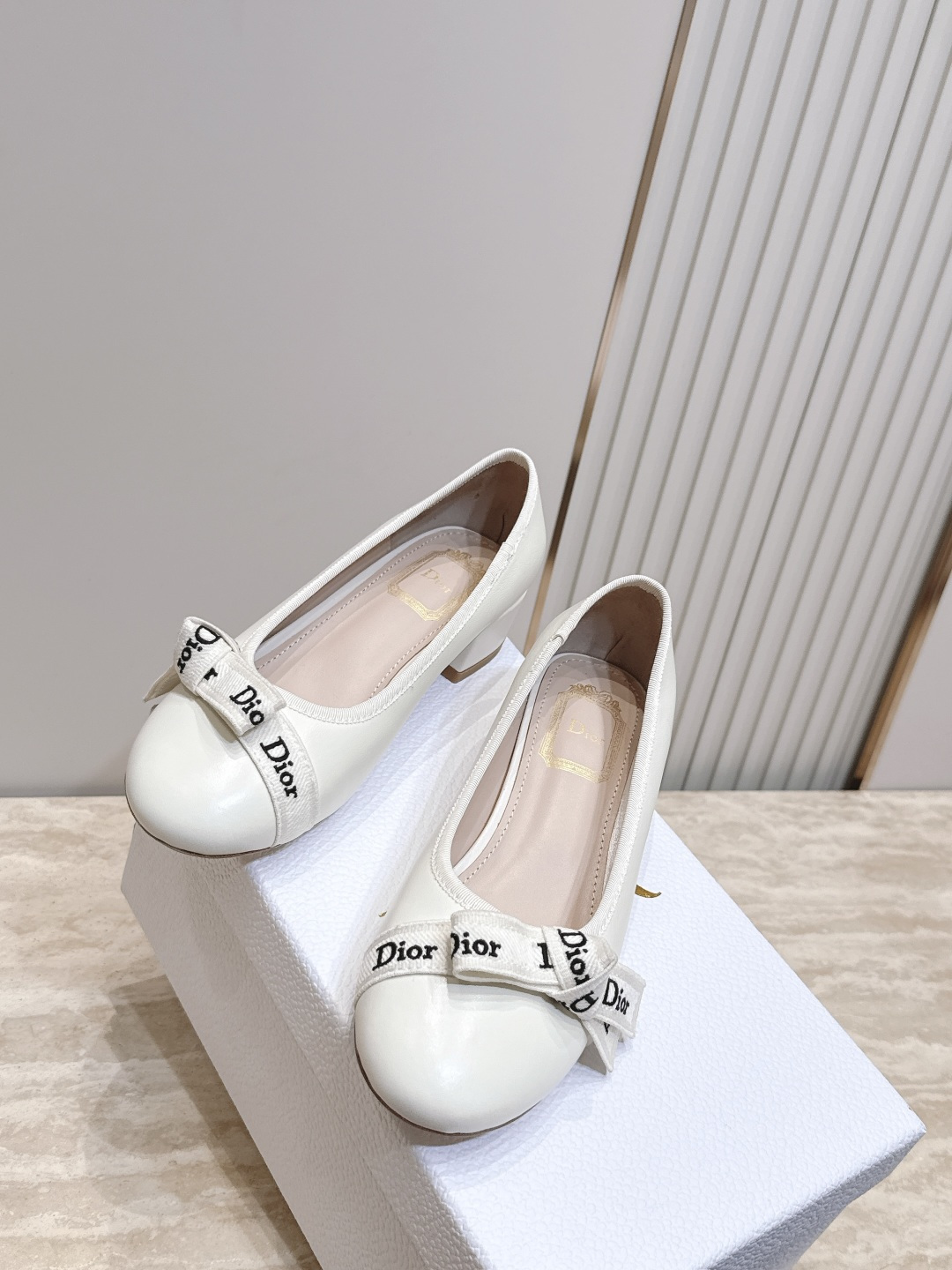 Dior 迪奥 26ss早秋系列 新款织带珍珠蝴蝶结中跟单鞋 以品牌经典标志性的字母织带装饰打造，搭配同色系的皮质鞋床，