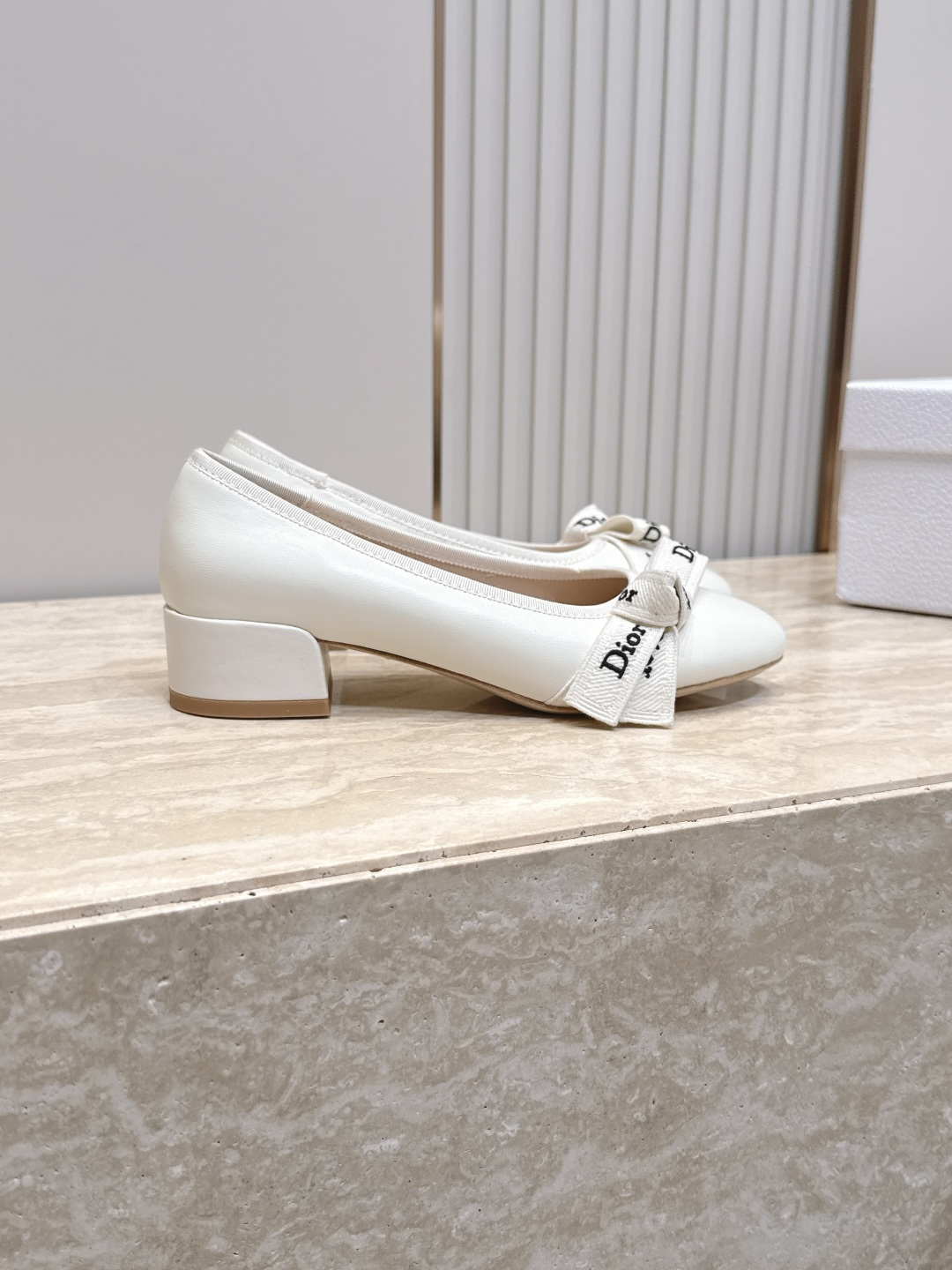 Dior 迪奥 26ss早秋系列 新款织带珍珠蝴蝶结中跟单鞋 以品牌经典标志性的字母织带装饰打造，搭配同色系的皮质鞋床，