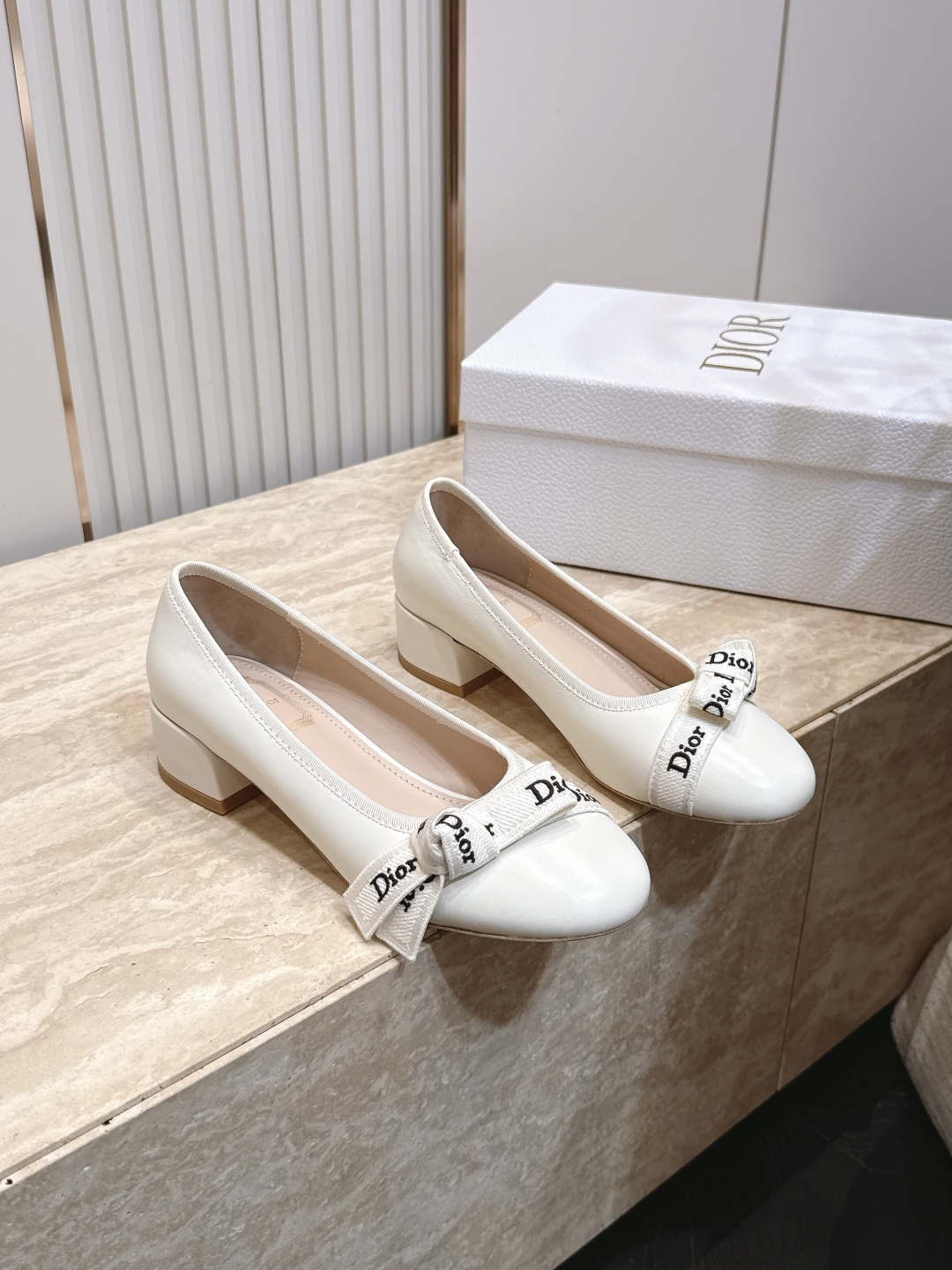 Dior 迪奥 26ss早秋系列 新款织带珍珠蝴蝶结中跟单鞋 以品牌经典标志性的字母织带装饰打造，搭配同色系的皮质鞋床，