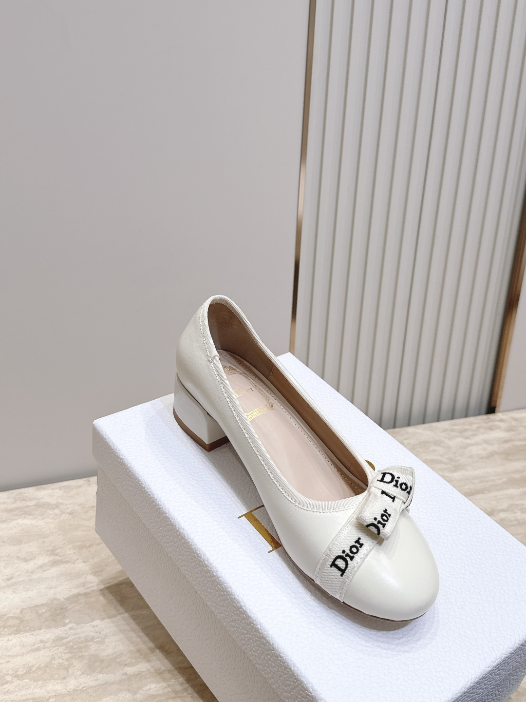 Dior 迪奥 26ss早秋系列 新款织带珍珠蝴蝶结中跟单鞋 以品牌经典标志性的字母织带装饰打造，搭配同色系的皮质鞋床，