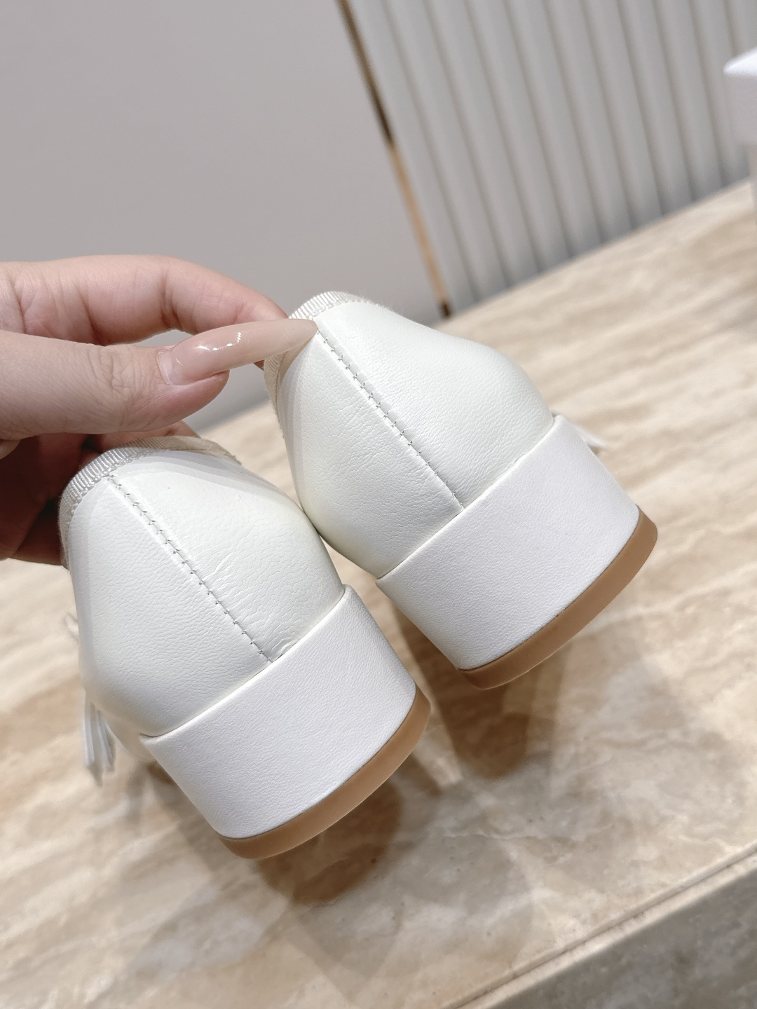 Dior 迪奥 26ss早秋系列 新款织带珍珠蝴蝶结中跟单鞋 以品牌经典标志性的字母织带装饰打造，搭配同色系的皮质鞋床，