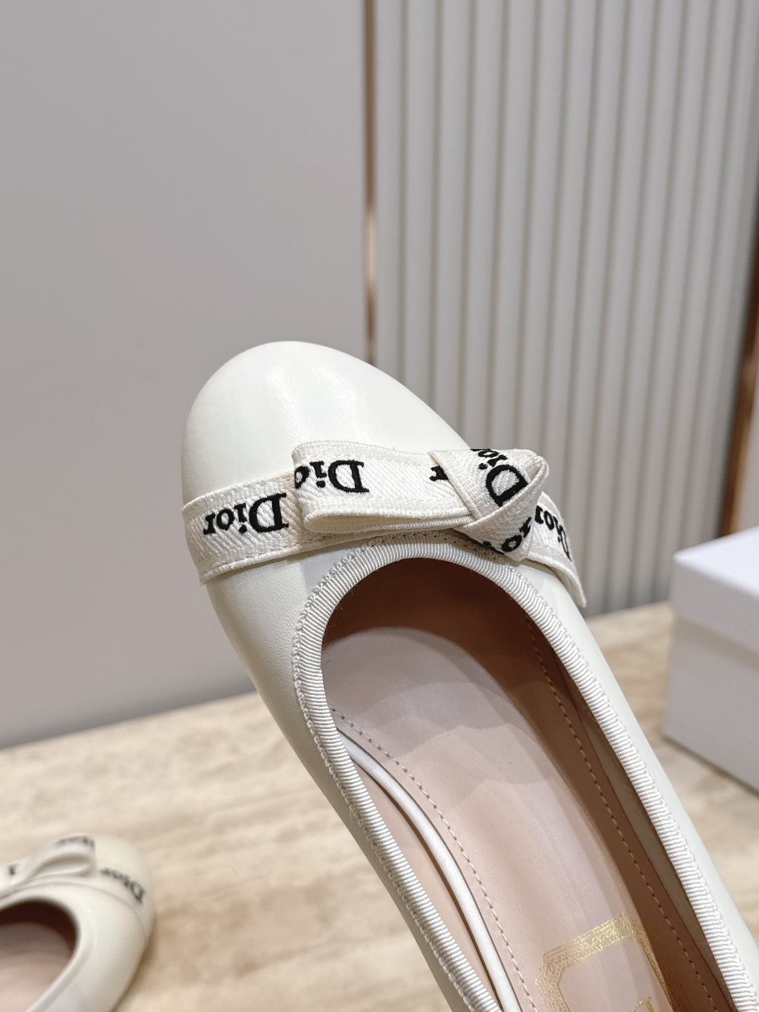 Dior 迪奥 26ss早秋系列 新款织带珍珠蝴蝶结中跟单鞋 以品牌经典标志性的字母织带装饰打造，搭配同色系的皮质鞋床，