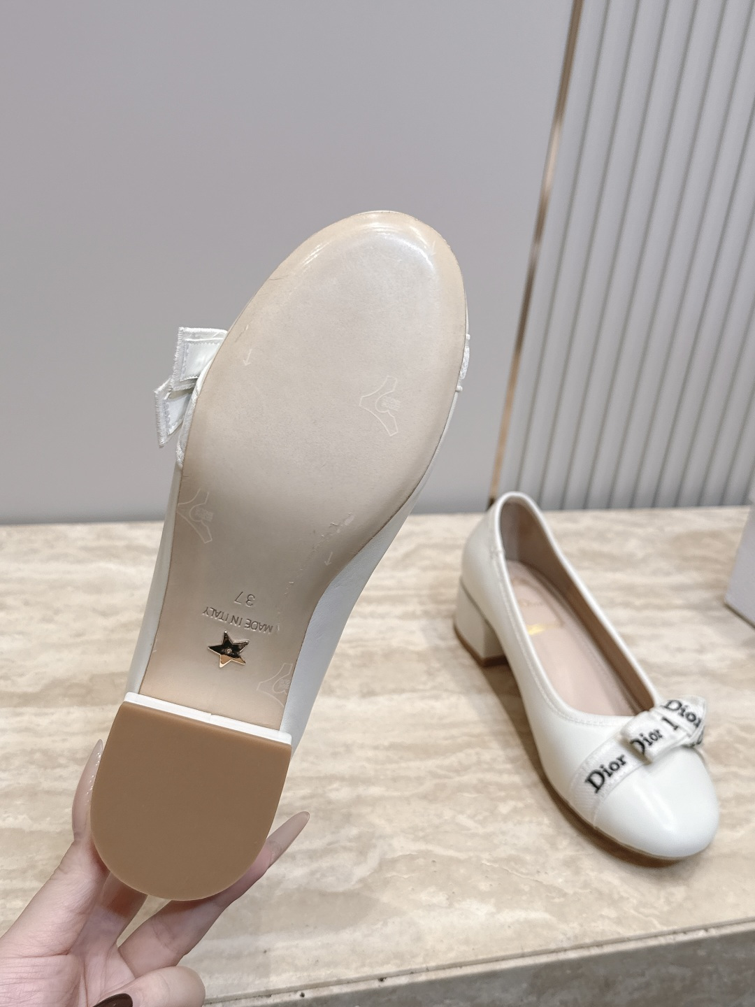 Dior 迪奥 26ss早秋系列 新款织带珍珠蝴蝶结中跟单鞋 以品牌经典标志性的字母织带装饰打造，搭配同色系的皮质鞋床，