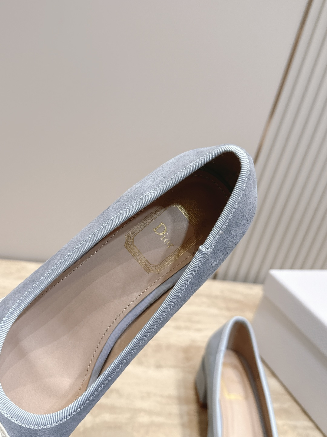 Dior 迪奥 26ss早秋系列 新款织带珍珠蝴蝶结中跟单鞋 以品牌经典标志性的字母织带装饰打造，搭配同色系的皮质鞋床，
