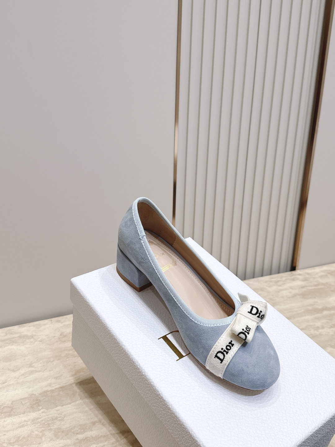 Dior 迪奥 26ss早秋系列 新款织带珍珠蝴蝶结中跟单鞋 以品牌经典标志性的字母织带装饰打造，搭配同色系的皮质鞋床，