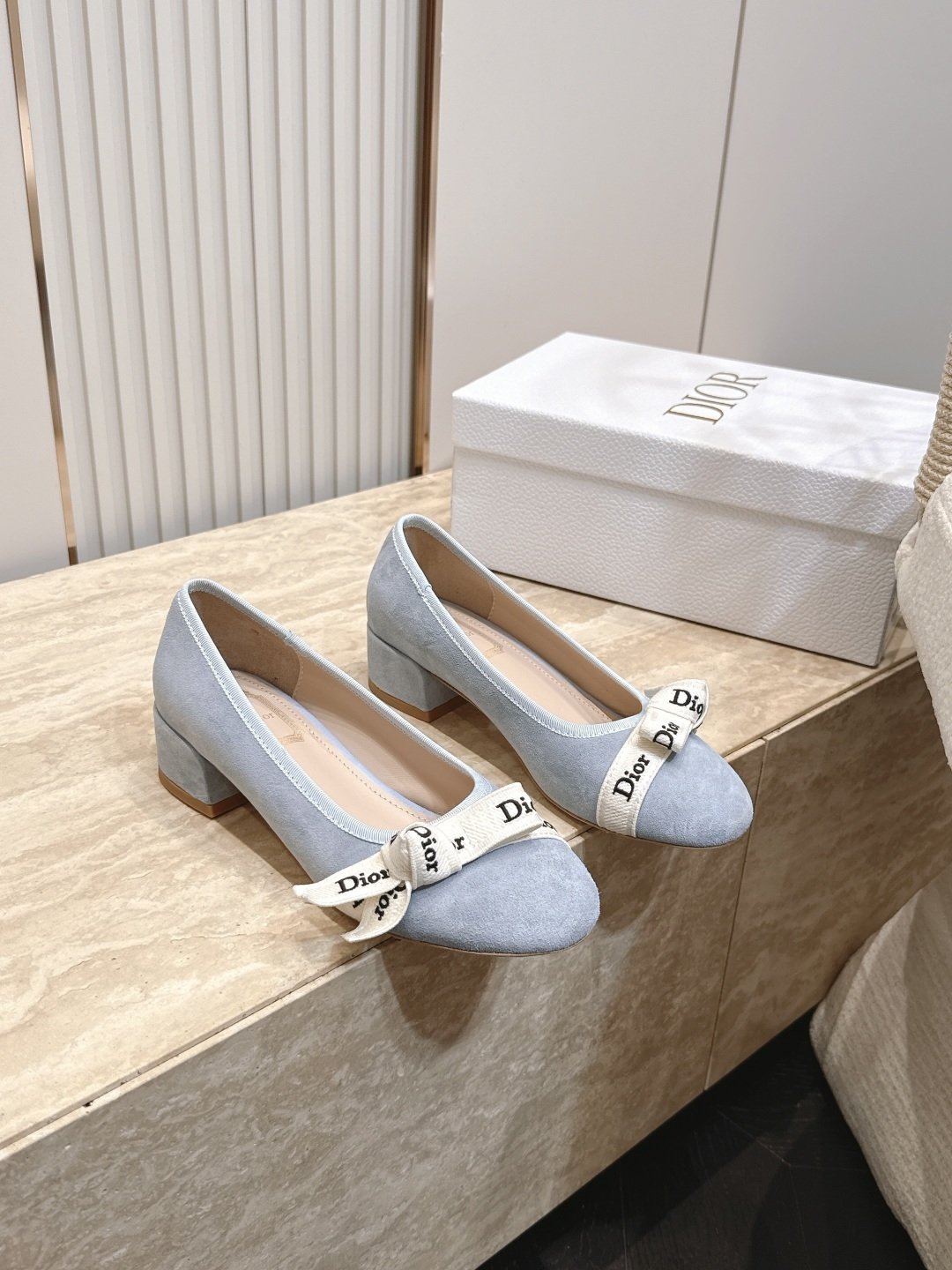 NO:928481,Dior Dior 26ss early autumn series new webbed pearl bow mid-heeled shoes are decorated with the brand's classic iconic letter webbing and matched with leather footbeds of the same color. They are simple yet full of high-end. The Dior logo on the embroidery is clear and neat, making it a big-brand style that can be recognized at a glance.  The matching is very adaptable. Paired with drapey suit pants, it gives a lazy and casual French atmosphere. Paired with denim shorts or a floral dress, it can unlock a fresh and sweet summer look. It can be easily held in daily street or beach vacations and can be worn effortlessly to look fashionable. Upper cowhide/presbyopia, lining sheepskin, outsole Italian genuine leather outsole  size 35-41 (customized sizes 40 and 41 are non-refundable), single shoes, dior, dior, skirts, shorts, business suit, cowhide, sheepskin, Leather soles19860909Dior 迪奥 26ss早秋系列 新款织带珍珠蝴蝶结中跟单鞋 以品牌经典标志性的字母织带装饰打造,搭配同色系的皮质鞋床,简约中带着满满的高级感,刺绣上的Dior标识清晰利落,是一眼就能认出的大牌格调. 搭配上适配度超高,搭垂感西装裤是慵懒随性的法式氛围,配牛仔短裤或碎花连衣裙又能解锁清新甜美的夏日造型,日常出街、海边度假都能轻hold住,不费力就能穿出时髦感. 鞋面牛皮/老花面 内里羊皮 大底意大利真皮大底 size35-41码（40、41码定制不退换）,单鞋,dior,dior,skirts,shorts,business suit,cowhide,sheepskin,Leather soles,Women's Shoes