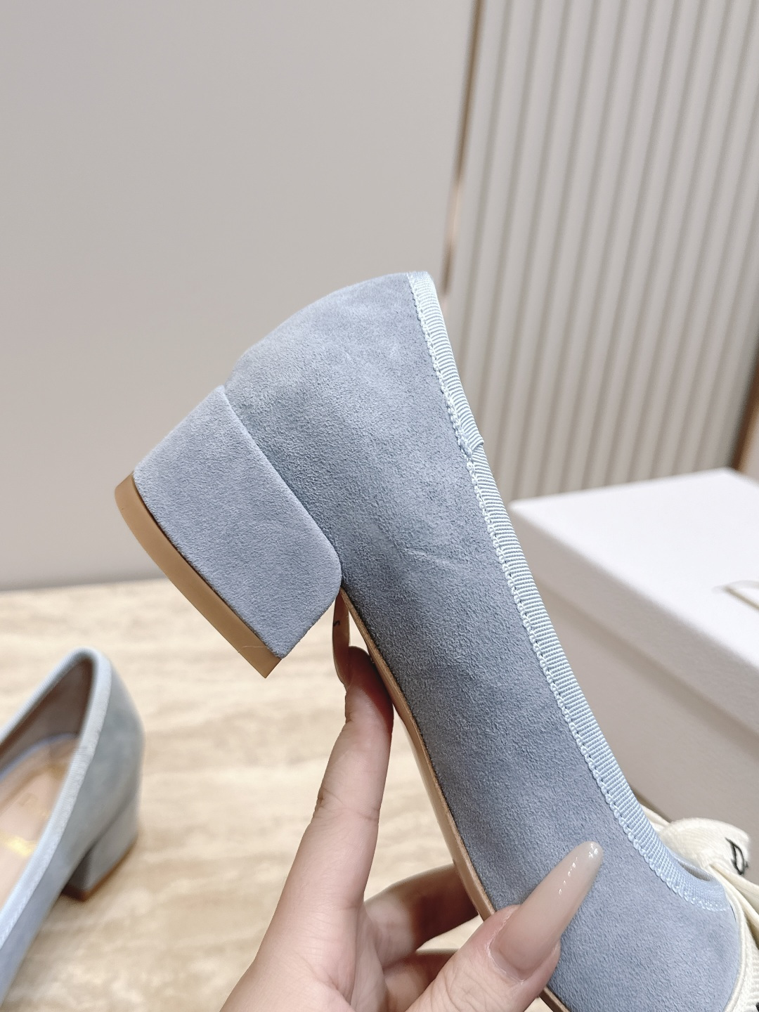 Dior 迪奥 26ss早秋系列 新款织带珍珠蝴蝶结中跟单鞋 以品牌经典标志性的字母织带装饰打造，搭配同色系的皮质鞋床，