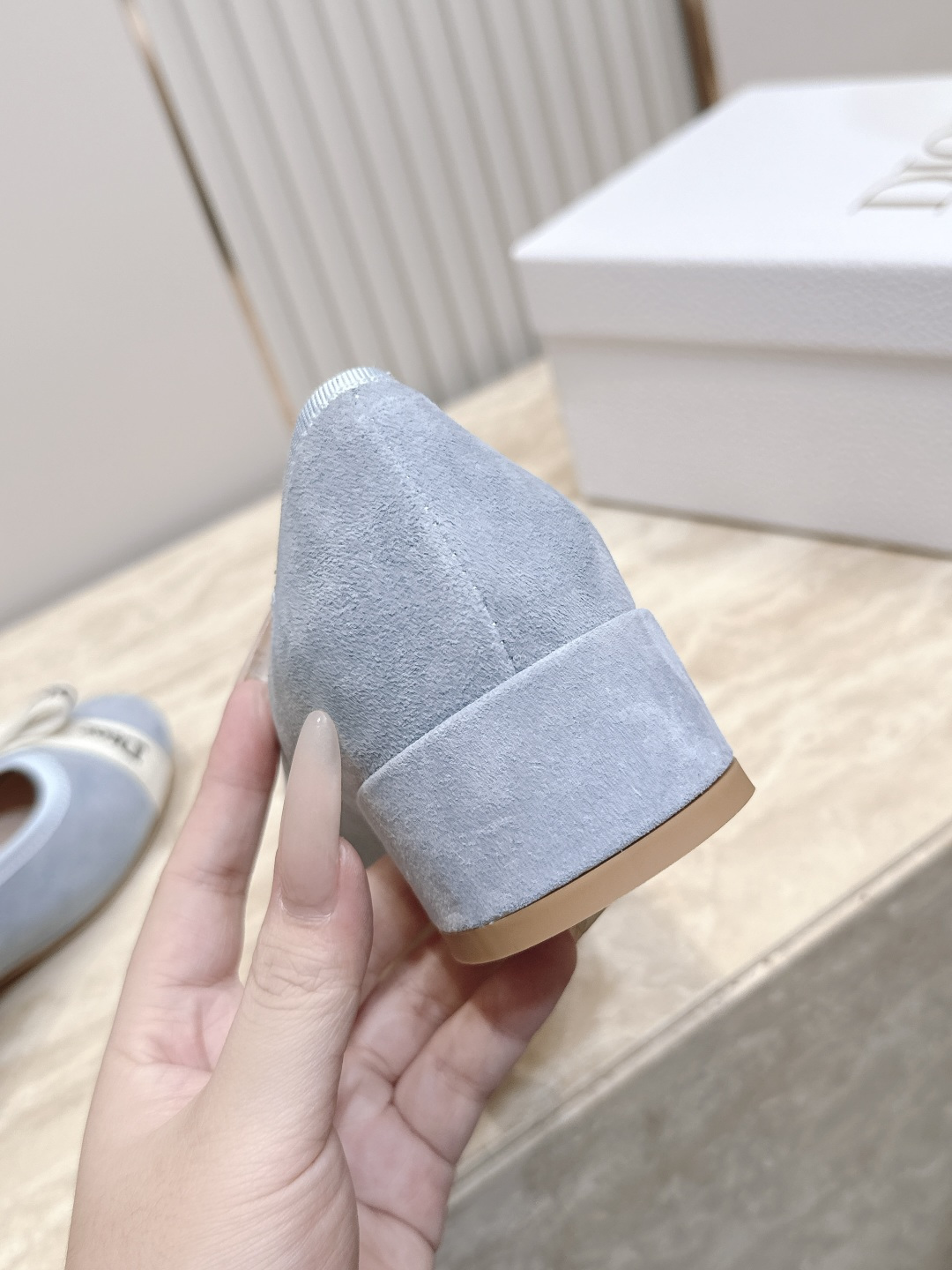 Dior 迪奥 26ss早秋系列 新款织带珍珠蝴蝶结中跟单鞋 以品牌经典标志性的字母织带装饰打造，搭配同色系的皮质鞋床，