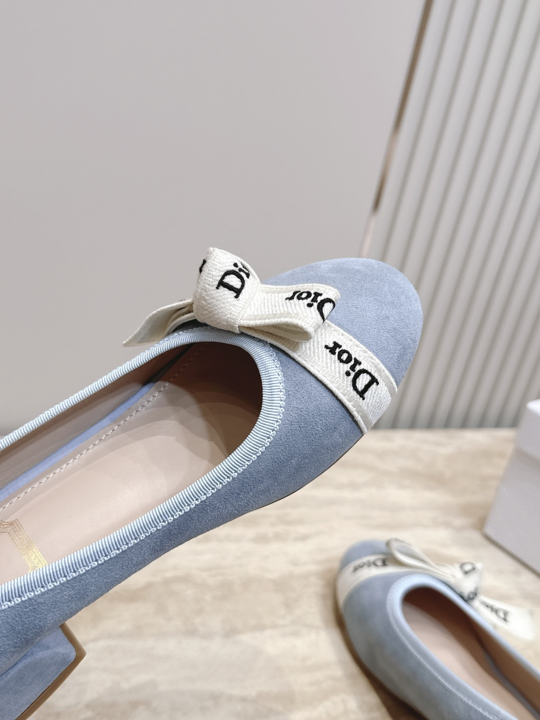 Dior 迪奥 26ss早秋系列 新款织带珍珠蝴蝶结中跟单鞋 以品牌经典标志性的字母织带装饰打造，搭配同色系的皮质鞋床，