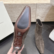 Brunello Cucinelli新款BC秋冬靴子系列 高跟细跟短靴 BC是意大利知名品牌,极简主义风格,优雅复古又高 Brunello Cucinelli新款BC秋冬靴子系列 高跟细跟短靴 BC是意大利知名品牌,极简主义风格,优雅复古又高