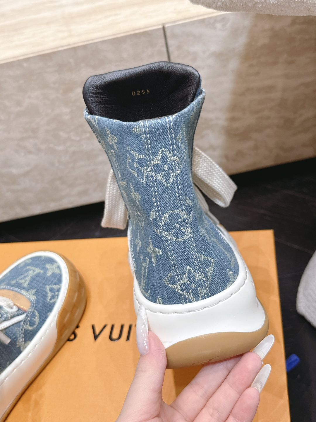 高版本 情侣款 Louis Vuitton Tilted Sneaker厚底休闲鞋饼干高帮鞋 鞋身采用了前所未有的不对称