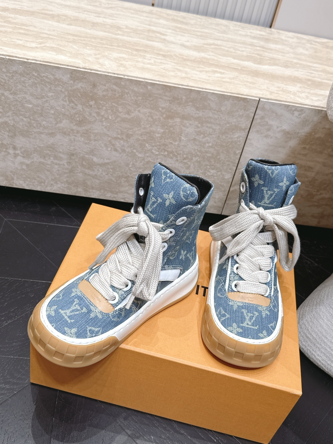 高版本 情侣款 Louis Vuitton Tilted Sneaker厚底休闲鞋饼干高帮鞋 鞋身采用了前所未有的不对称