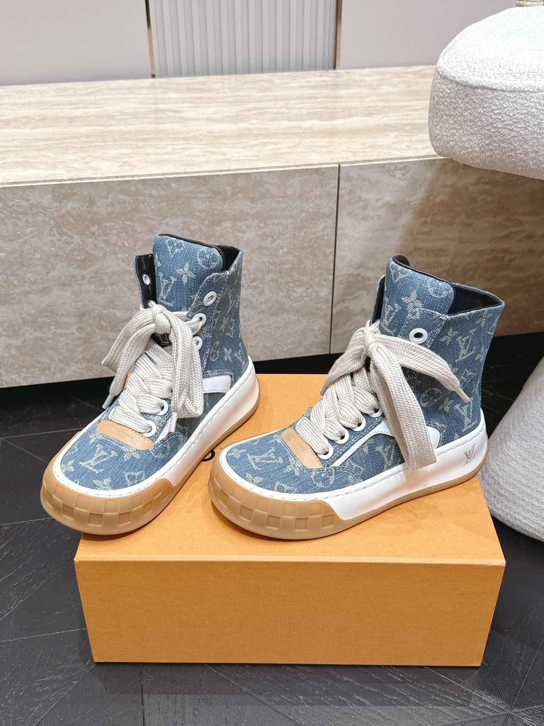 高版本 情侣款 Louis Vuitton Tilted Sneaker厚底休闲鞋饼干高帮鞋 鞋身采用了前所未有的不对称