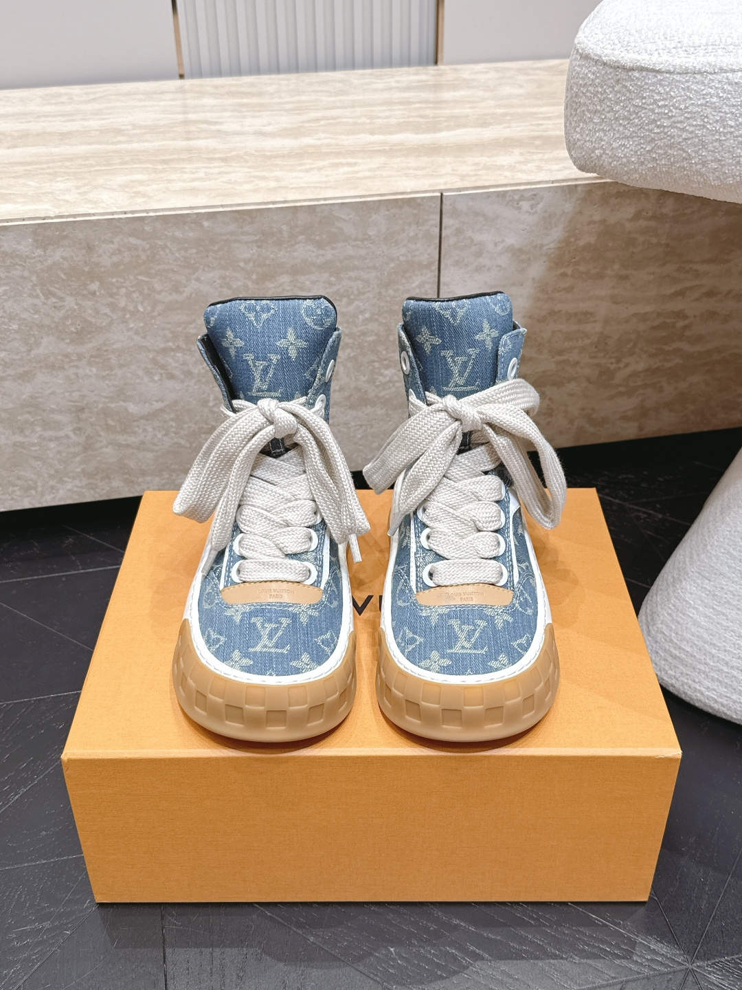 高版本 情侣款 Louis Vuitton Tilted Sneaker厚底休闲鞋饼干高帮鞋 鞋身采用了前所未有的不对称