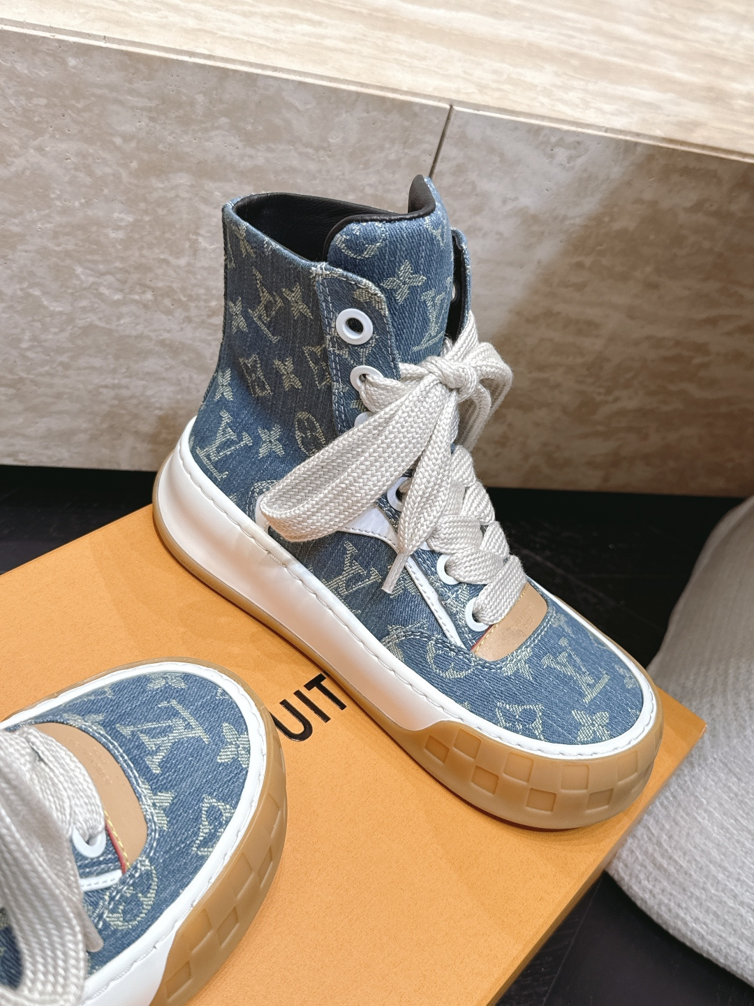 高版本 情侣款 Louis Vuitton Tilted Sneaker厚底休闲鞋饼干高帮鞋 鞋身采用了前所未有的不对称