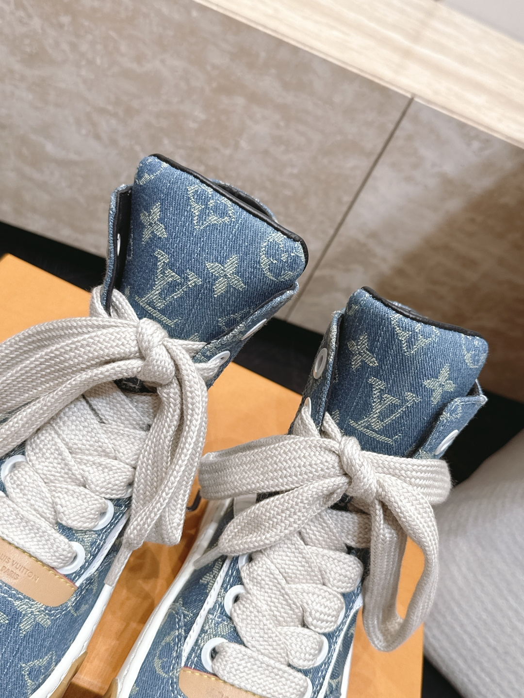高版本 情侣款 Louis Vuitton Tilted Sneaker厚底休闲鞋饼干高帮鞋 鞋身采用了前所未有的不对称