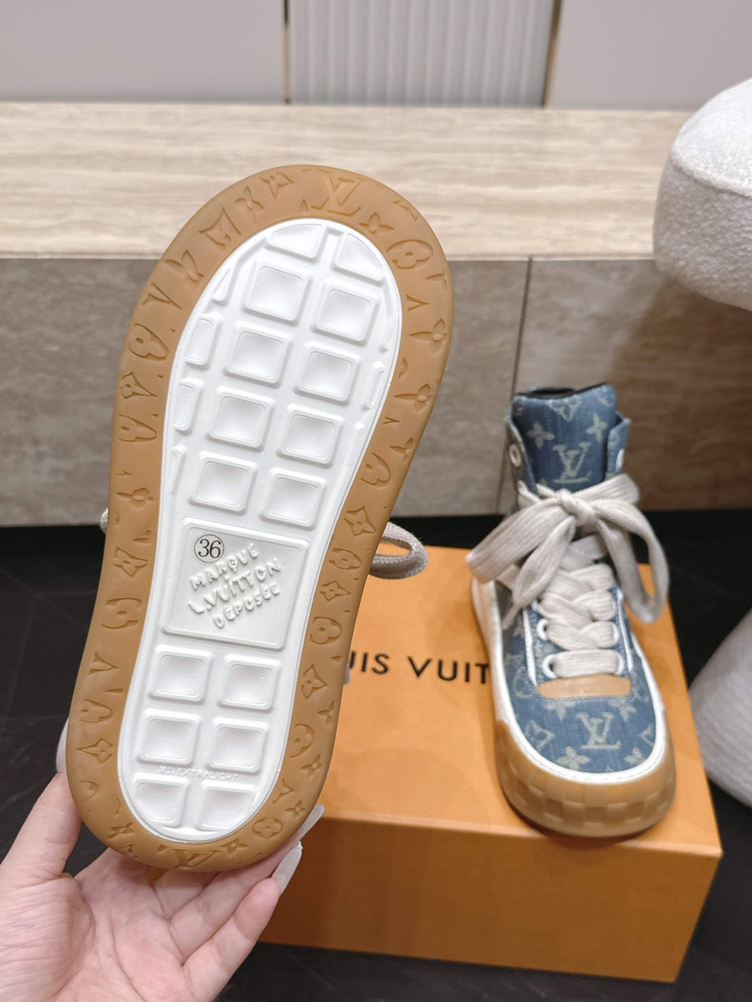 高版本 情侣款 Louis Vuitton Tilted Sneaker厚底休闲鞋饼干高帮鞋 鞋身采用了前所未有的不对称