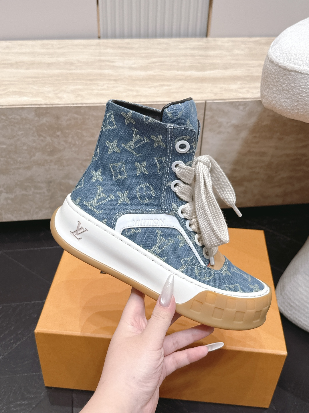 高版本 情侣款 Louis Vuitton Tilted Sneaker厚底休闲鞋饼干高帮鞋 鞋身采用了前所未有的不对称