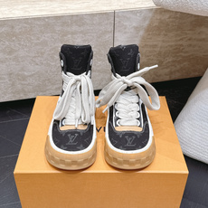 高版本 情侣款 Louis Vuitton Tilted Sneaker厚底休闲鞋饼干高帮鞋 鞋身采用了前所未有的不对称 高版本 情侣款 Louis Vuitton Tilted Sneaker厚底休闲鞋饼干高帮鞋 鞋身采用了前所未有的不对称