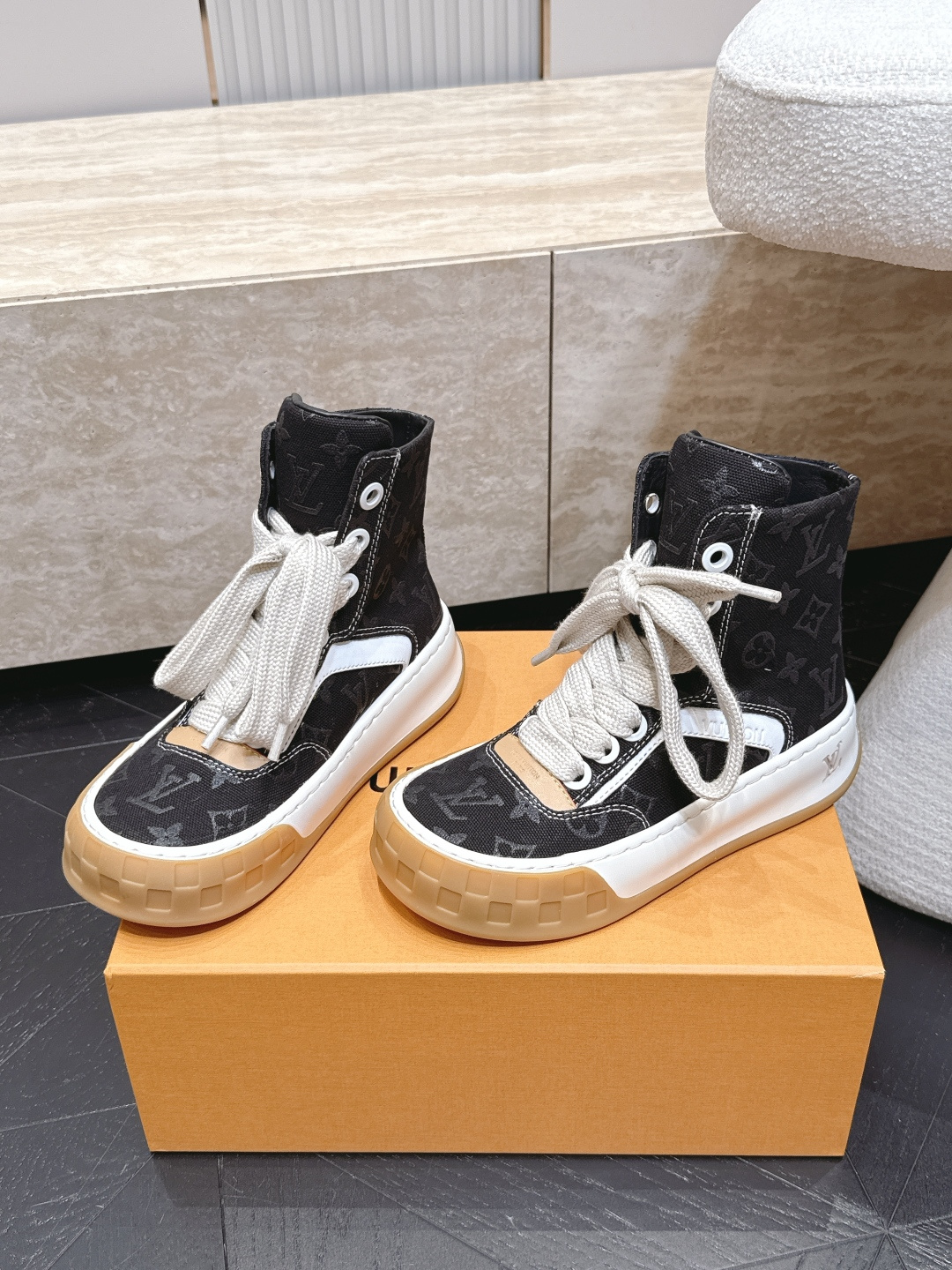 高版本 情侣款 Louis Vuitton Tilted Sneaker厚底休闲鞋饼干高帮鞋 鞋身采用了前所未有的不对称