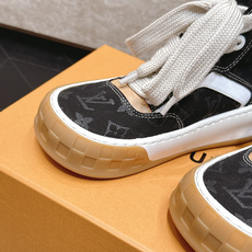 高版本 情侣款 Louis Vuitton Tilted Sneaker厚底休闲鞋饼干高帮鞋 鞋身采用了前所未有的不对称 高版本 情侣款 Louis Vuitton Tilted Sneaker厚底休闲鞋饼干高帮鞋 鞋身采用了前所未有的不对称