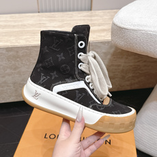 高版本 情侣款 Louis Vuitton Tilted Sneaker厚底休闲鞋饼干高帮鞋 鞋身采用了前所未有的不对称 高版本 情侣款 Louis Vuitton Tilted Sneaker厚底休闲鞋饼干高帮鞋 鞋身采用了前所未有的不对称
